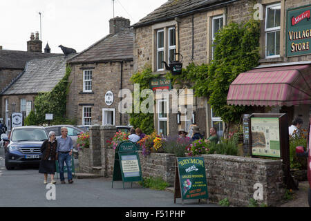 Dans le magasin du village de Muker Swaledale, qui s'étend généralement de l'ouest à l'Est. Au sud et à l'est de la crête, un certain nombre de petites dales. Swaledale est un calcaire typique Yorkshire dale, avec ses petites routes de fond de vallée. Yorkshire, Angleterre, Royaume-Uni. Banque D'Images