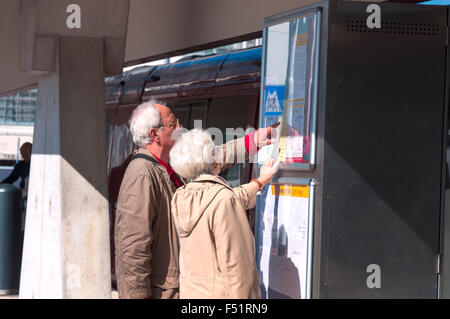 Personnes âgées senior couple consulter calendrier de tramway Actv de Piazzale Roma, Venise, Italie Banque D'Images