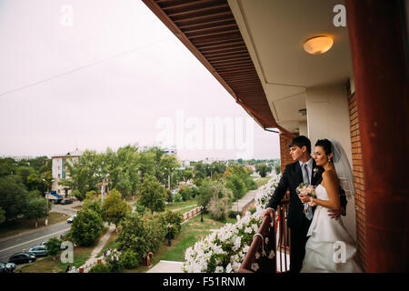 Beau jeune couple debout sur le balcon Banque D'Images