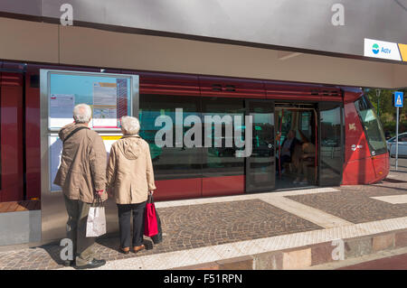 Personnes âgées senior couple consulter calendrier de tramway Actv de Piazzale Roma, Venise, Italie Banque D'Images