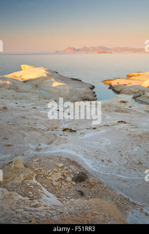 Paysage côtier avec les roches volcaniques pâle près de plage de Sarakiniko dans île de Milos, en Grèce. Banque D'Images