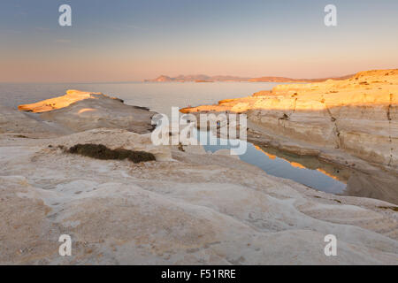 Paysage côtier avec les roches volcaniques pâle près de plage de Sarakiniko dans île de Milos, en Grèce. Banque D'Images