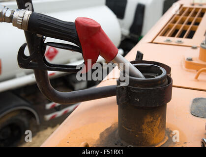 La buse de carburant ajouter du carburant dans... Banque D'Images