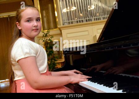 Brno, République tchèque. 24 Oct, 2015. Anastasiia Kliuchereva de Moscou a remporté le concours international pour le jeune Haydn piano joueurs jusqu'à l'âge de 11 ans Amadeus 2015 à Brno, en République tchèque, le samedi, 24 octobre, 2015. © Vaclav Salek/CTK Photo/Alamy Live News Banque D'Images