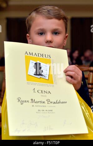 Brno, République tchèque. 24 Oct, 2015. Ryan Martin Bradshaw de Bratislava a remporté la 3 e catégorie de la compétition internationale pour le jeune Haydn piano joueurs jusqu'à l'âge de 11 ans Amadeus 2015 à Brno, en République tchèque, le samedi, 24 octobre, 2015. © Vaclav Salek/CTK Photo/Alamy Live News Banque D'Images