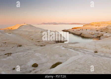 Paysage côtier avec les roches volcaniques pâle près de plage de Sarakiniko dans île de Milos, en Grèce. Banque D'Images