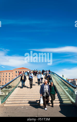 Les personnes qui franchissent le pont de la Constitution sur le Grand Canal à Venise, Italie. Banque D'Images