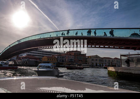 Les personnes qui franchissent le pont de la Constitution sur le Grand Canal à Venise, Italie. Banque D'Images