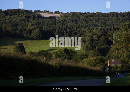 À la vue de Kilburn Kilburn vers le cheval blanc dans les collines de Hambleton, Yorkshire, Angleterre, Royaume-Uni. Cette colline figure est coupé en le versant dans le North York Moors National Park près de Kilburn dans Yorkshire du Nord. Le chiffre est de 318 pieds (97 m) de long par 220 pieds (67 m) de haut et couvre environ 1,6 hectares et dit être le plus grand et le plus septentrional hill figure en Angleterre. Situé sur le flanc sud de Sutton Bank, près de Roulston cicatrice à l'extrémité de la table Hambleton-land, c'est orienté vers le sud-sud-ouest et est visible à distance. Banque D'Images