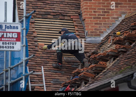 Remplacement et réparation de toit Thaxted sur les photographes maison datant du 15e siècle. Thaxted, Essex, Angleterre, Royaume-Uni. 102015 Banque D'Images