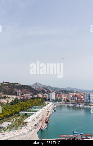 Malaga, Costa del Sol, la province de Malaga, Andalousie, Espagne du sud. Une vue sur le port, Muelle Uno. Banque D'Images