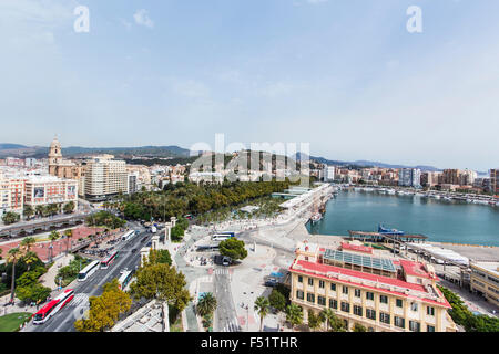 Malaga, Costa del Sol, la province de Malaga, Andalousie, Espagne du sud. Une vue sur le port, Muelle Uno. Banque D'Images