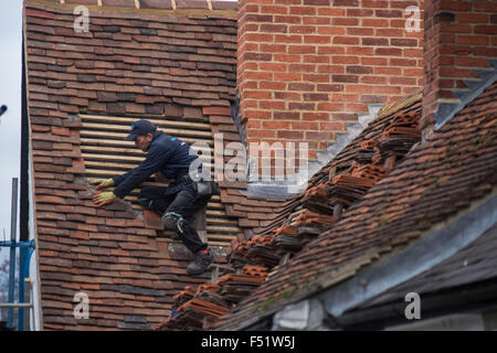 Remplacement et réparation de toit Thaxted sur les photographes maison datant du 15e siècle. Thaxted, Essex, Angleterre, Royaume-Uni. 102015 Banque D'Images