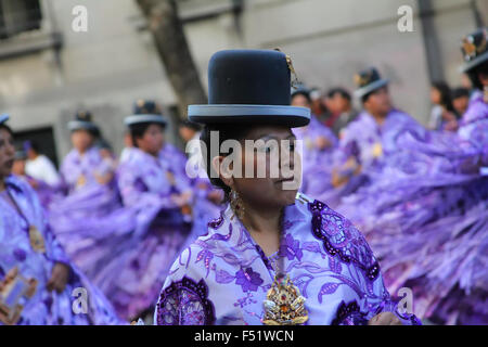 Les migrants boliviens en Argentine célèbrent la Vierge de Copacabana la patronne de la Bolivie en vêtements traditionnels et des danses Banque D'Images