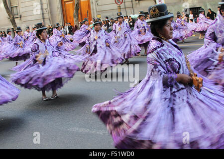 Les migrants boliviens en Argentine célèbrent la Vierge de Copacabana la patronne de la Bolivie en vêtements traditionnels et des danses Banque D'Images