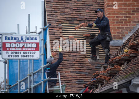 Remplacement et réparation de toit Thaxted sur les photographes maison datant du 15e siècle. Thaxted, Essex, Angleterre, Royaume-Uni. 102015 Banque D'Images