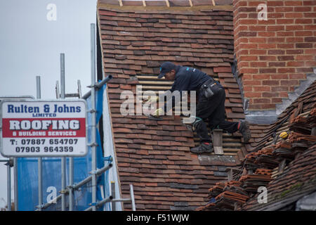 Remplacement et réparation de toit Thaxted sur les photographes maison datant du 15e siècle. Thaxted, Essex, Angleterre, Royaume-Uni. 102015 Banque D'Images