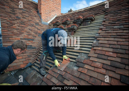 Remplacement et réparation de toit Thaxted sur les photographes maison datant du 15e siècle. Thaxted, Essex, Angleterre, Royaume-Uni. 102015 Banque D'Images