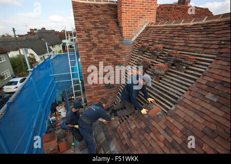 Remplacement et réparation de toit Thaxted sur les photographes maison datant du 15e siècle. Thaxted, Essex, Angleterre, Royaume-Uni. 102015 Banque D'Images