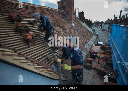 Remplacement et réparation de toit Thaxted sur les photographes maison datant du 15e siècle. Thaxted, Essex, Angleterre, Royaume-Uni. 102015 Banque D'Images