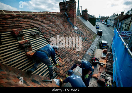 Remplacement et réparation de toit Thaxted sur les photographes maison datant du 15e siècle. Thaxted, Essex, Angleterre, Royaume-Uni. 102015 Banque D'Images