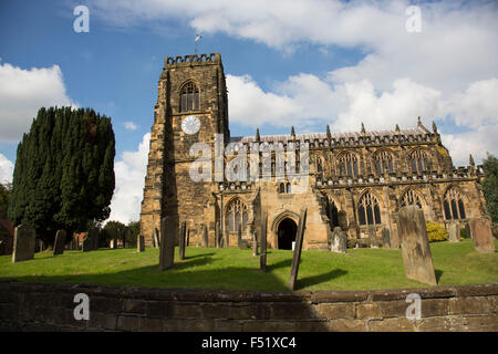 Saint Mary's est une église anglicane située à l'extrémité de Kirkgate, une église médiévale construite entre 1430 et 1480, est souvent appelé la cathédrale du Yorkshire du Nord en raison de sa remarquable architecture gothique perpendiculaire, taille et visibilité -et ses 80 ft tour. Thirsk, Yorkshire, Angleterre, Royaume-Uni. Banque D'Images