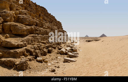 Vue depuis Mastabat al-Faroun la ive dynastie pyramide de Shepseskaf à Sakkara, du Sud à Dahchour Pyramides , Basse Égypte. Banque D'Images