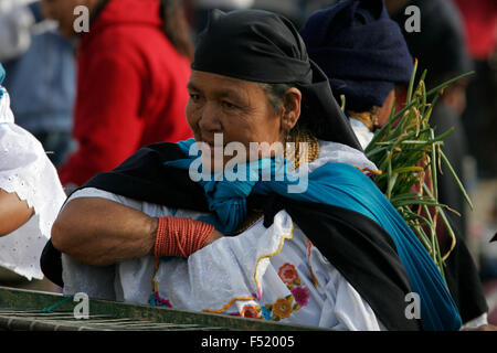 Les femme portant un costume traditionnel et du shopping au marché d'Otavalo, Equateur, Amérique du Sud Banque D'Images