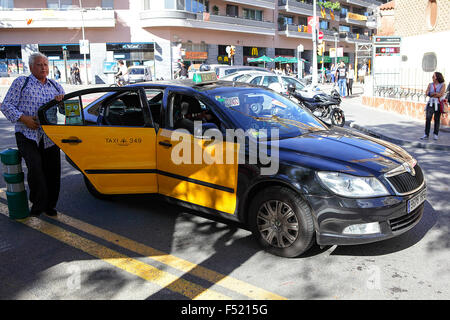 Personne âgée d'être déposés par un taxi avec des plaques d'immatriculation espagnole près de Sagrada Familia de Barcelone. Banque D'Images