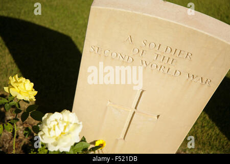 Pierre tombale d'inconnu seconde guerre mondiale soldat allié, le cimetière de guerre d'Anzio, en Italie. Banque D'Images