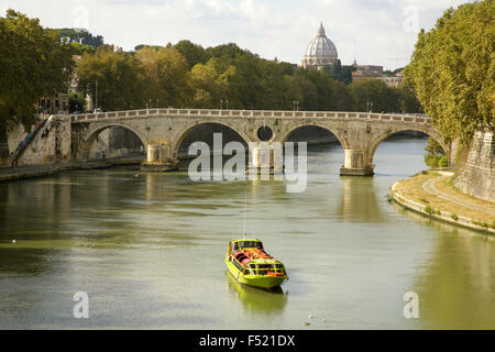 Bateau de tourisme sur le Tibre, Rome, Italie avec le Ponte Sisto et Basilica di San Pietro (St Peter's) derrière. Banque D'Images