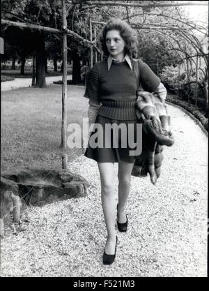 1972 - Annamaria Martini, 25, le mannequin de mode de cheveux rouge qui a l'intention de se présenter à l'élection générale prévue pour le 7 mai prochain sur la liste du parti radical est arrivée à Rome à partir de Milan pour commencer la campagne. Annamaria Martini causé sensation lorsqu'elle a décidé de participer à la campagne électorale, surtout pour le succès de la naturisme en Italie. Ses intentions, est qu'elle sera élue, à l'ouverture du camp de naturisme en Italie et pour la sauvegarde de la nature, pour les droits des minorités en Italie. Photo montre le candidat de charme à Rome et à l'avant o Banque D'Images