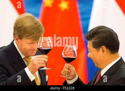 Beijing, Chine. 26Th Oct, 2015. Le roi Willem-Alexander et maxima des Pays-Bas La reine assister à la banquet d'État offert par le président Xi Jinging et son épouse Peng Liyuan au Golden Hall, à Beijing, Chine, 26 octobre 2015. Le Roi et la reine sont en Chine pour une visite d'état de 5 jours. Photo : Patrick van Katwijk/dpa/Alamy Live News Banque D'Images