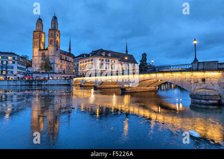 Munsterbrucke et Grossmunster Église qui reflète dans la rivière Limmat, Zurich, Suisse Banque D'Images