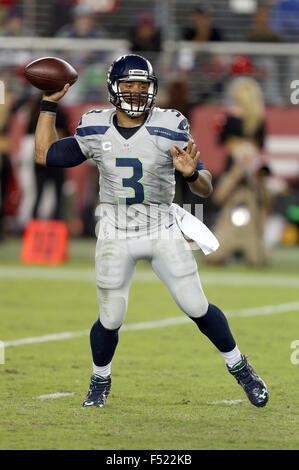 Santa Clara, CA. 22 octobre, 2015. Seattle quarterback Russell Wilson au cours de l'action dans un match contre les NFL San Francisco 49ers à Levi's Stadium à Santa Clara, CA. Les Seahawks a gagné 20-3. Dan Gluskoter/CSM/Alamy Live News Banque D'Images