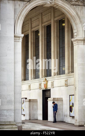 La Bibliothèque centrale de Manchester est le siège de la bibliothèque de la ville et de l'information publique à Manchester, en Angleterre. Face à St P Banque D'Images