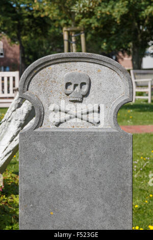 Décorées avec tombstone blanc tête de mort Banque D'Images