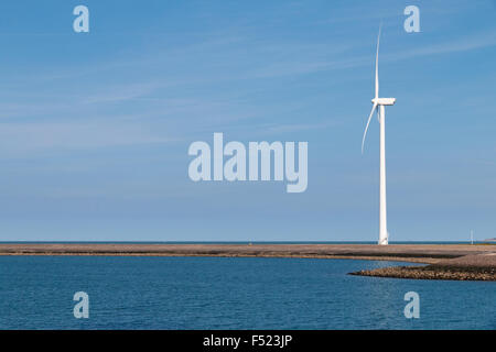 Éolienne sur la côte de l'Oosterschelde, Zélande, Pays-Bas Banque D'Images