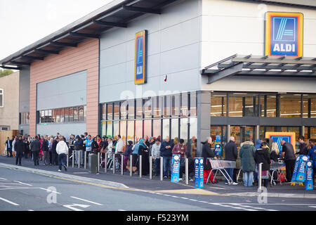 Aldi ouvrir son nouveau magasin Rochdale sur mellor Street à une file d'attente d'environ 200 clients. Photo extérieur de la nouvelle boutique avec que Banque D'Images