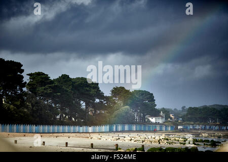 Mudeford dans Dorset Avon Beach beach huts nombre de lots de la côte sud de l'arc-en-ciel paysage arbres UK Grande-bretagne British United Kingdo Banque D'Images