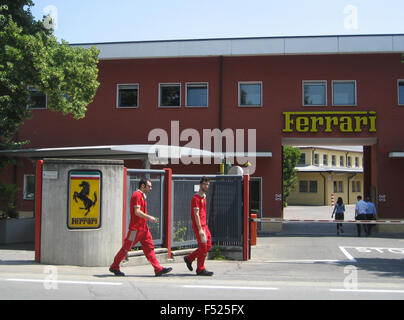 Maranello, Italie. 13 Juin, 2013. L'usine Ferrari à Maranello, Italie, 13 juin 2013. Dans la région de Maranello et la ville voisine, autour d'une douzaine de sociétés de location de voitures offrent des visites guidées avec Ferrari. Mais les habitants se plaignent du bruit. PHOTO : KLAUS BLUME/DPA/Alamy Live News Banque D'Images
