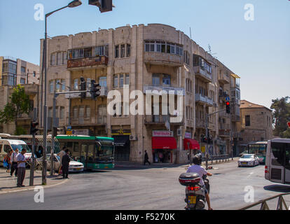 Jérusalem - Juillet 31,2015 : personnes qui traversent l'intersection des rues du centre-ville toujours plein de Jérusalem pendant la préparation vendredi Banque D'Images