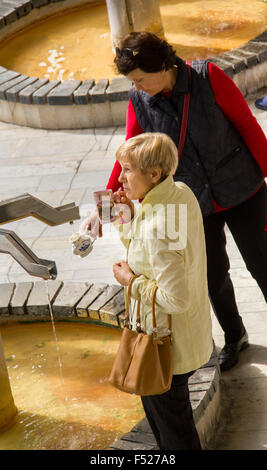 Karlovy Vary, République tchèque - Le 22 septembre 2015 : prendre de l'eau minérale en 'Printemps' Vridlo. Il s'agit d'un printemps plus chaud, 72C Banque D'Images