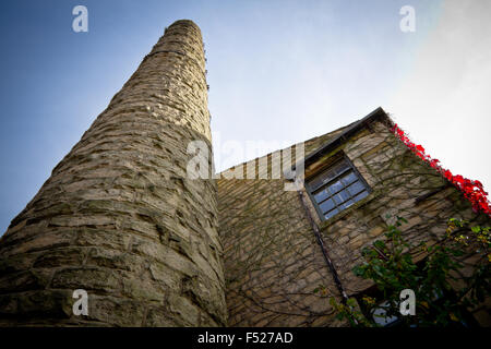 Sur la cheminée de l'usine en plein coeur de Hebden Bridge, West Yorkshire, Royaume-Uni Banque D'Images