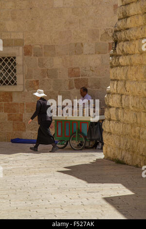 Jérusalem, Israël - 01 août:vente de pâtisserie et les hommes musulmans sur pain Août 01,2015 à Jérusalem. Banque D'Images