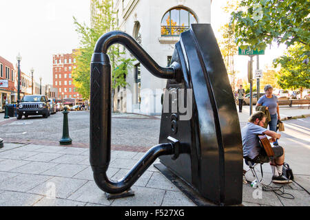 Fer à Repasser télévision art sculpture publique à l'angle de Wall Street et Battery Park à Asheville, Caroline du Nord. Banque D'Images