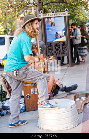 Des musiciens de rue busk en face de Pritchard Park à Asheville, Caroline du Nord. Banque D'Images