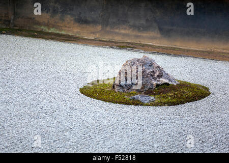 Les roches, pierres et cailloux au Temple Ryoanji, Kyoto, Japon Banque D'Images