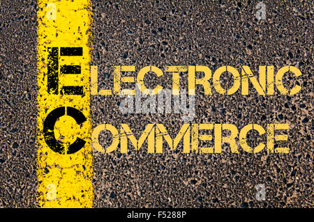 Concept image Sigle CE QUE LE COMMERCE ÉLECTRONIQUE écrit plus de signalisation de la ligne de peinture jaune. Banque D'Images