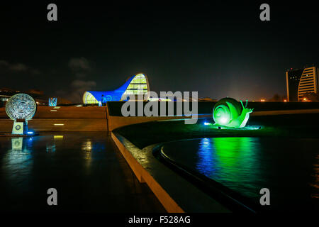 Centre Heydar Aliyev est transformée en bleu pour marquer le 70e anniversaire du système des Nations Unies. Banque D'Images